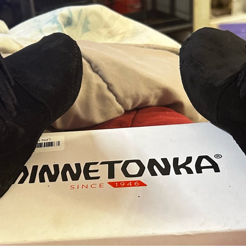 Minnetonka moccasins Size 7.5….. just like new!!! So comfortable!!! - Picture 2 of 3